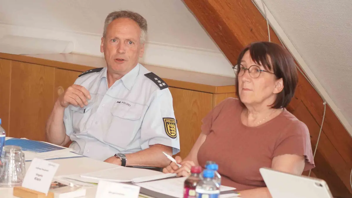 Zu Gast im Vöhrenbacher Gemeinderat war Polizeihauptkommissar Rainer Weisser, der Leiter des Polizeipostens Furtwangen. Er berichtete über die Kriminalitätsstatistik und die Unfälle in Vöhrenbach. Rechts im Bild Hauptamtsleiterin Angela Klein.