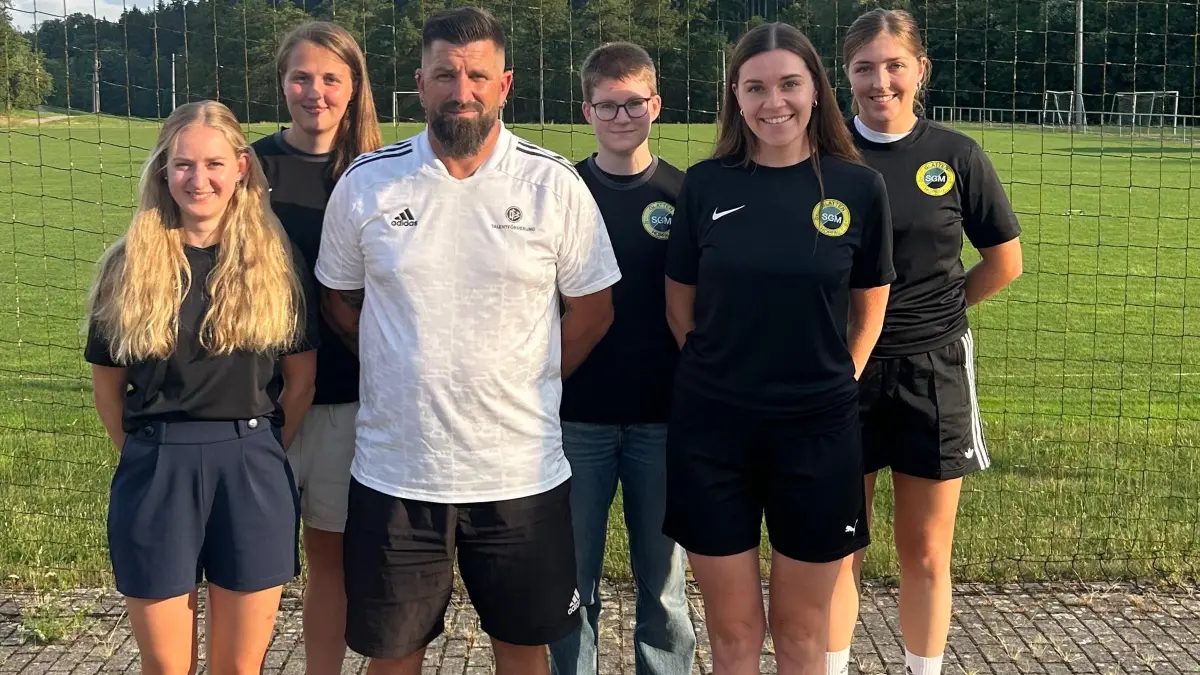 Die Mannschafts- und Vereinsverantwortlichen der neuen Spielgemeinschaft SG Glatten/Hopfau/Dürrenmettstetten mit ihrem neuen Trainer Matthias Illg sowie mit der neuen Spielerin Viktoria Effinger (rechts, hinten).