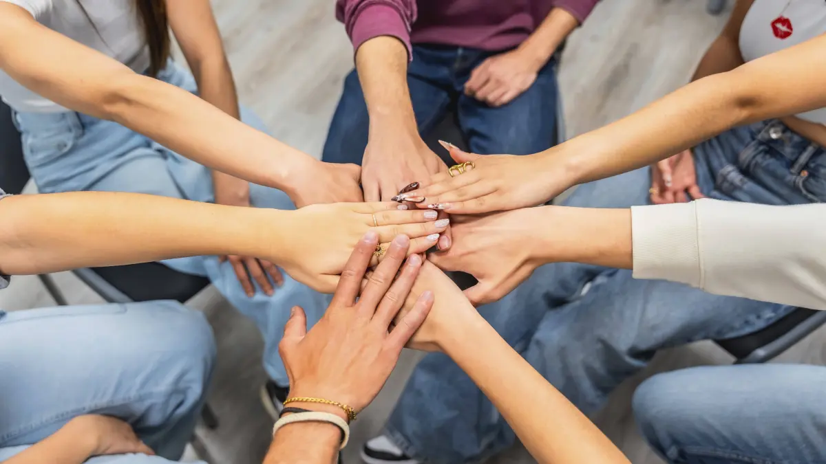 Vielfältige Gruppe junger Erwachsener, die sich in einem Kreis von oben die Hand reichen und Einheit, Teamwork und gegen: Vielfältige Gruppe junger Erwachsener, die sich in einem Kreis von oben die Hand reichen und Einheit, Teamwork und gegenseitige Unterstützung innerhalb einer multiethnischen Gemeinschaft oder eines kollaborativen Teamumfelds symbolisieren Diverse group of young adults joining hands in a top view circle, symbolizing unity, teamwork and mutual support within a multiethnic community or collaborative team setting Copyright: imageBROKER/UnaixHuizi ibxuhu18092383.jpg ,model released, Symbolfoto ,property released Bitte beachten Sie die gesetzlichen Bestimmungen des deutschen Urheberrechtes hinsichtlich der Namensnennung des Fotografen im direkten Umfeld der Veröffentlichung