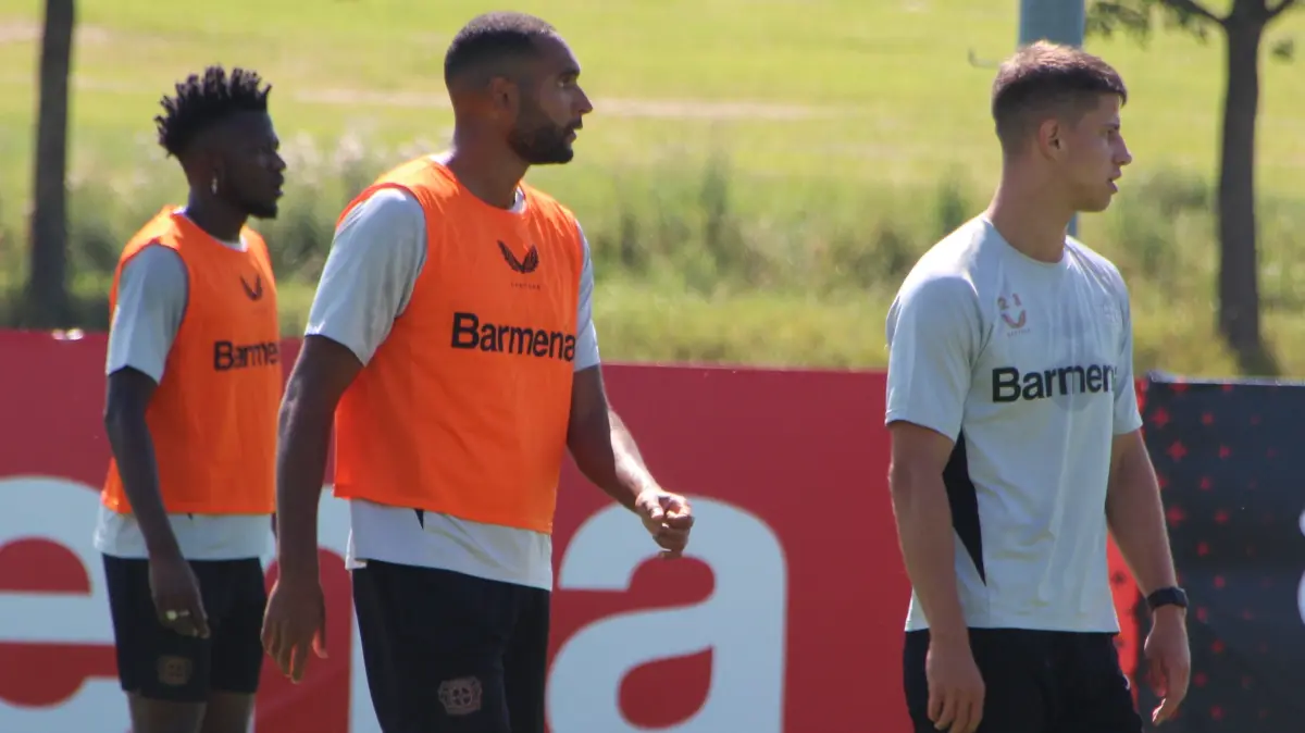 Jonathan Tah (Mitte) war mit Bayer Leverkusen 2024 im Trainingslager in Aasen. Damals ahnte noch niemand, dass im letzten WM-Spiel 2026 der deutschen Nationalmannschaft sein Tor gegen Paraguay umstritten nicht zählen und er den letzten Elfmeter verschießen würde. Links Edmond Tapsoba, rechts Adam Hlozek.