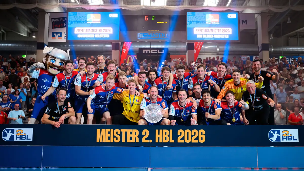 Balingen: HBL - 25/26 - HBW Balingen - SG BBM Bietigheim die Mannschaft von Balingen, Siegerfoto Balingen Baden-Württemberg Deutschland *** Balingen HBL 25 26 HBW Balingen SG BBM Bietigheim the team from Balingen, winner photo Balingen Baden Württemberg Germany