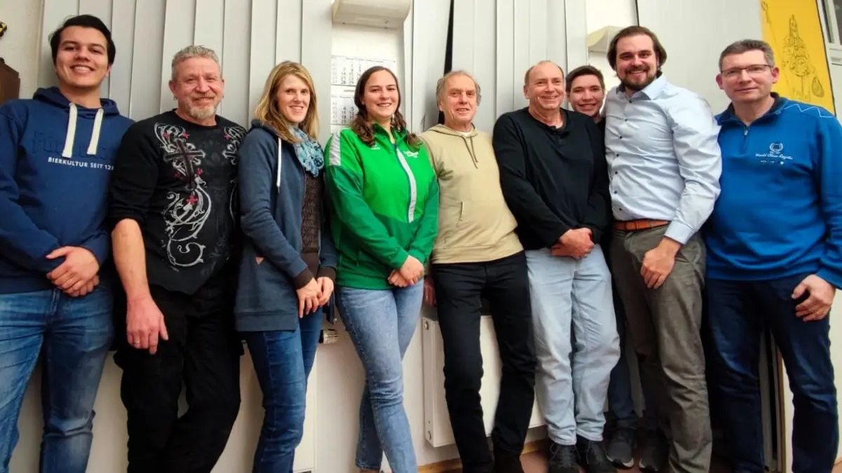 Die Festgesellschaft Dotternhausen blickt stolz auf über 50 Planungssitzungen seit 2023 zurück und freut sich auf das Großevent (von links): Julius Krieg, Thomas Schatz, Silke Ritter, Franzi Klaiber, Helmut Bister, Norbert Widmann, Julian Müller, Philipp Kopp und Sandro Petrilli.