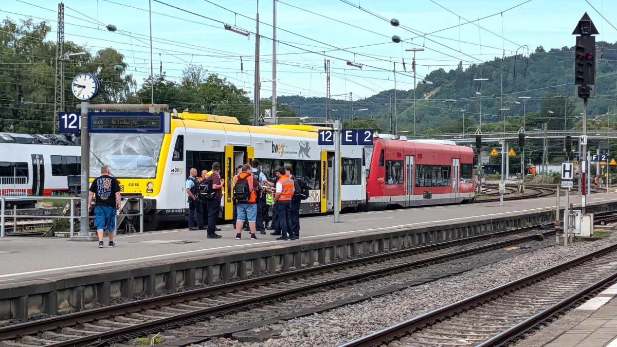 Auf dem Hauptbahnhof in Tübingen ist der Zug aus Rottenburg gegen den Prellbock am Ende von Gleis 12 gefahren.