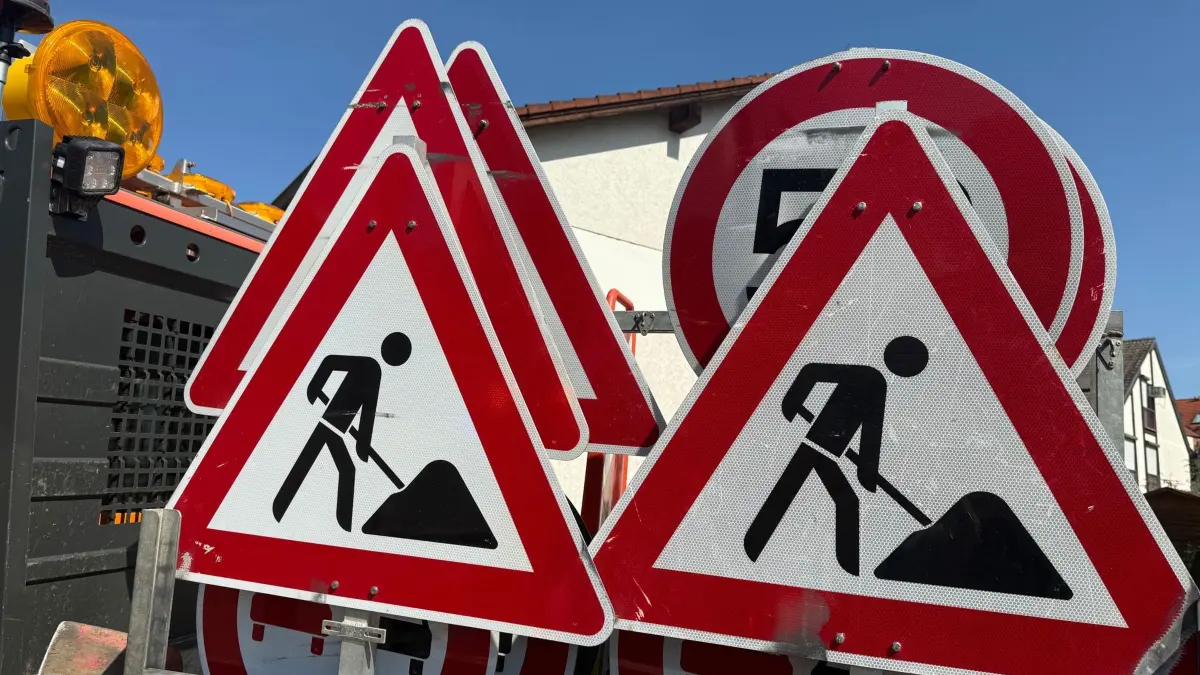Baustelle: ARCHIV - 04.07.2025, Hessen, Hofheim: Mehrere Verkehrsschilder, die vor einer Baustelle warnen, stehen auf der Pritsche eines Transporters. (zu dpa: «450 Kilometer Landesstraßen sollen bis 2030 saniert werden») Foto: Andrea Löbbecke/dpa +++ dpa-Bildfunk +++