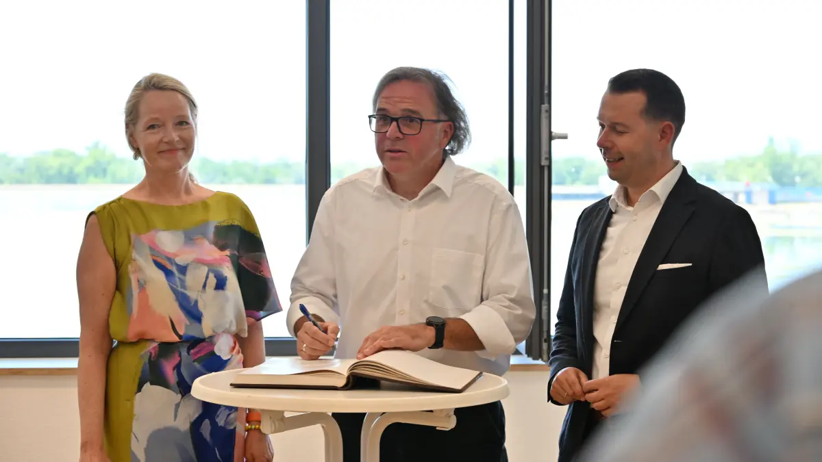 Eintrag ins Goldene Buch der Gemeinde Schwanau: Umweltministerin Thekla Walter, Regierungspräsident Carsten Gabbert (Mitte) und Bürgermeister Marco Gutmann