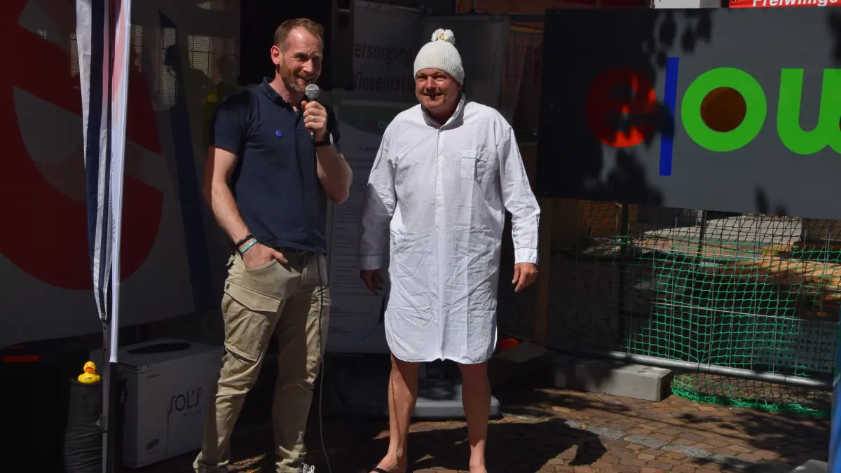 Christoph Buck vom Schwimmbad-Förderverein ging in Nachthemd ins Becken.