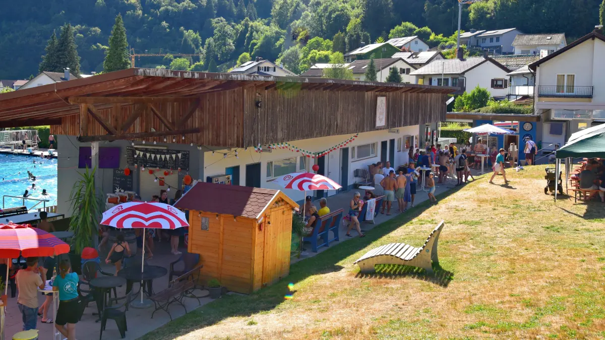 Schattenplätze waren heiß begehrt beim Zeller SChwimmbadfest