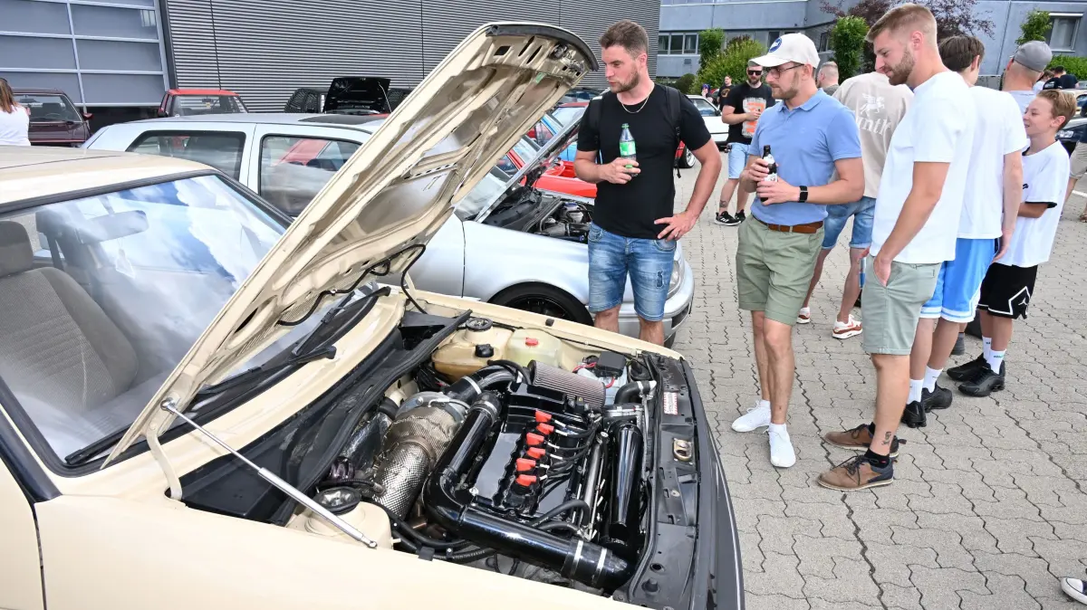 Großes Autotreffen in Salzstetten.