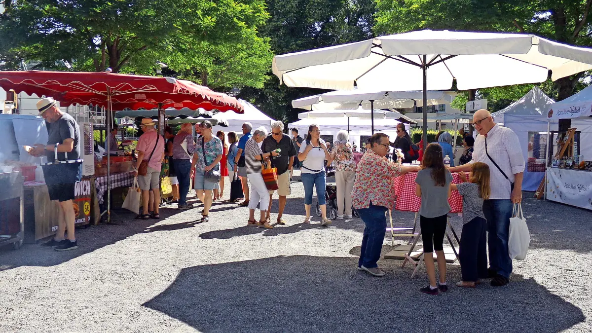 Bemerkenswert gut besucht ist der kleine Markt mit seinen vielen Köstlichkeiten.
