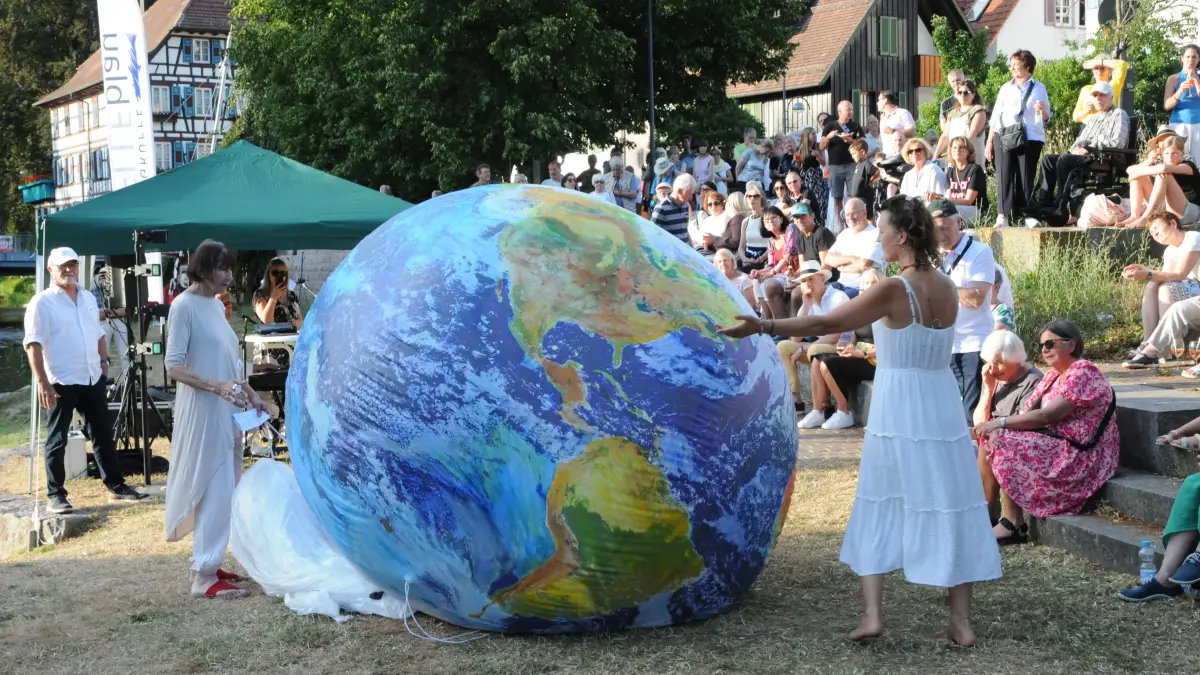 Zur Erd-Performance von Karla Kreh (links) tanzt Olga Gottfried (rechts).