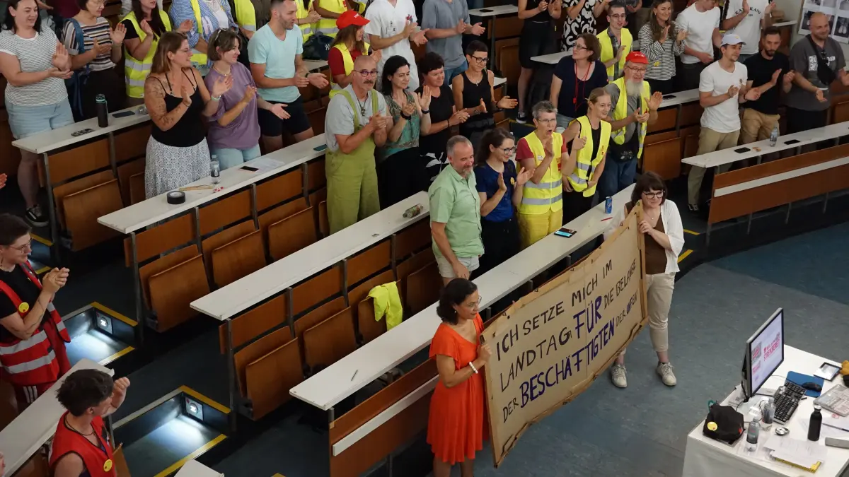 Die Landtagsabgeordneten Nadyne Saint-Cast (Bündnis 90/Die Grünen, vorne links) und Viviane Sigg (SPD) stellten sich am Montag den Fragen der Streikenden.