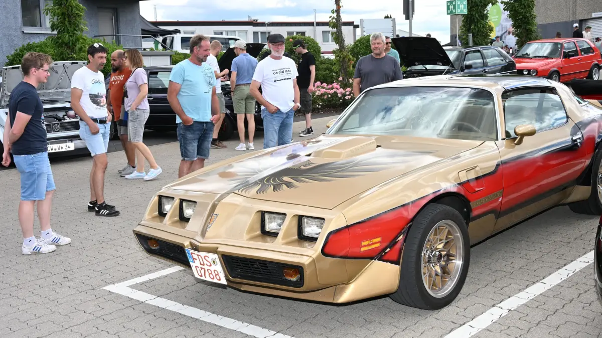 Großes Autotreffen in Salzstetten.