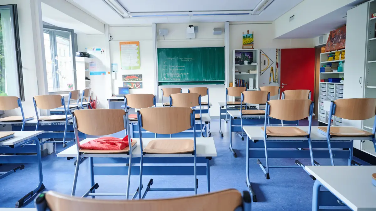 ARCHIV - 08.08.2022, Berlin: Vor acht Uhr sind die Stühle in einem Klassenzimmer einer Grundschule in Prenzlauer Berg noch auf den Tischen. (zu dpa: «Auch bei Hitze fällt der Unterricht nicht einfach aus») Foto: Annette Riedl/dpa +++ dpa-Bildfunk +++