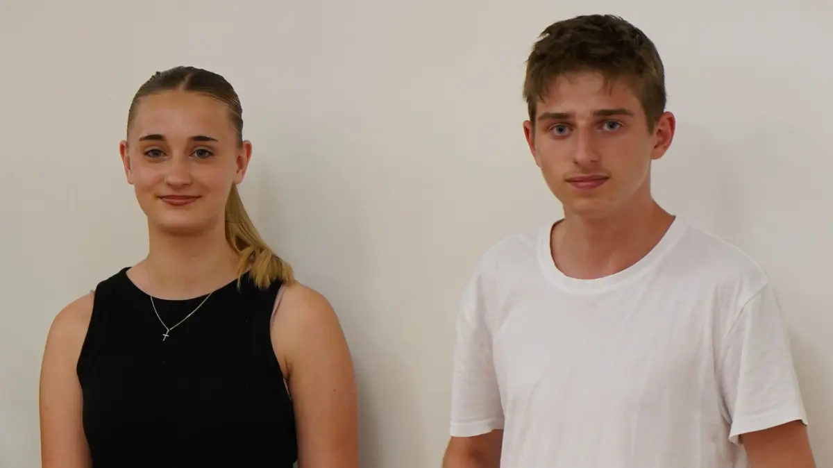 Lara Ungericht und Michal Krawcyk als VertreterInnen der Lindenrain-Schule