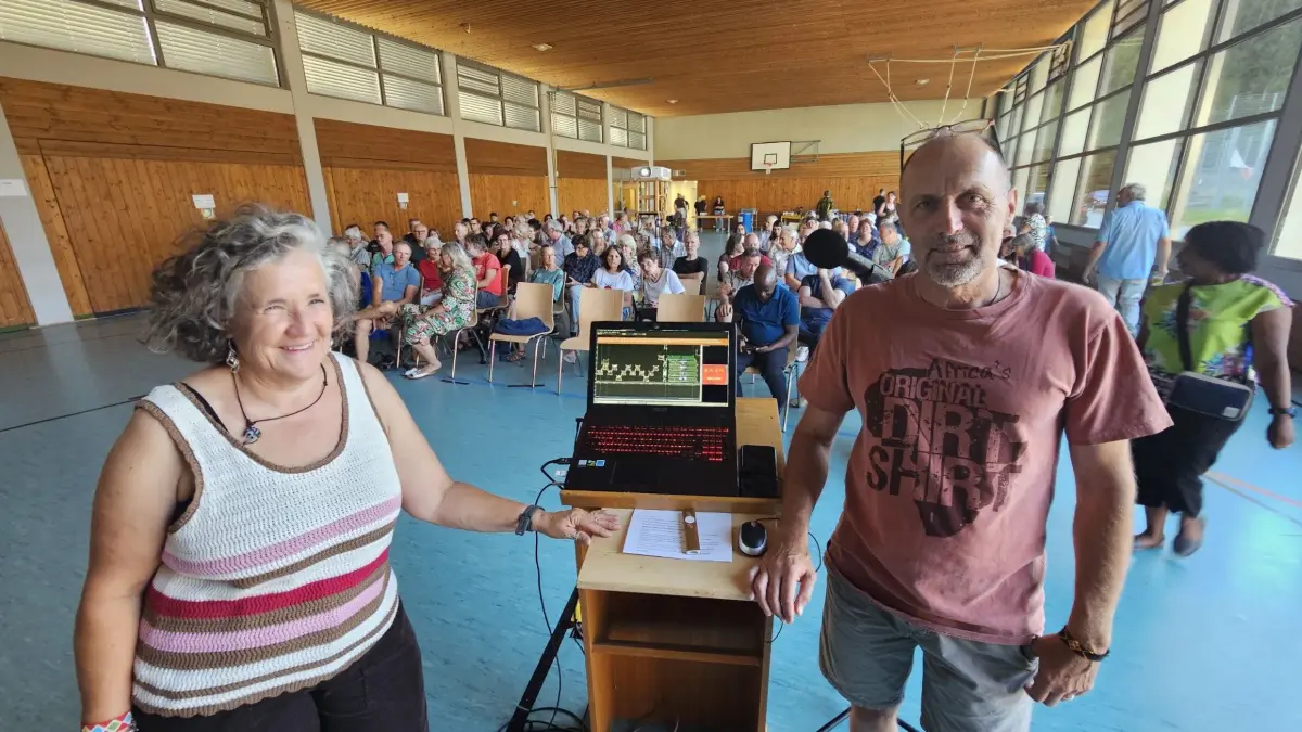 Annette und Stefan Hauser zu Beginn ihres mitreißenden Vortrags über das Hilfsprojekt in Uganda und ihre Reise des Lebens vor über 130 Zuschauern in der Halle Tegernau.