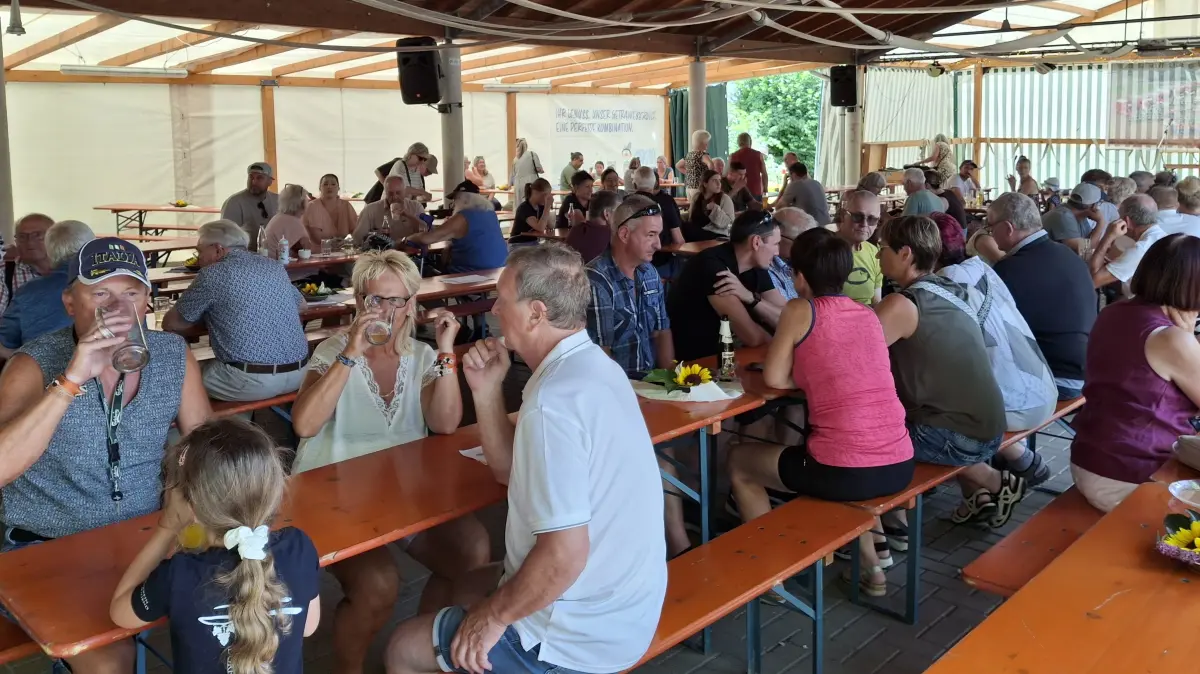 Der Dorfhock in Holzen war gut besucht.