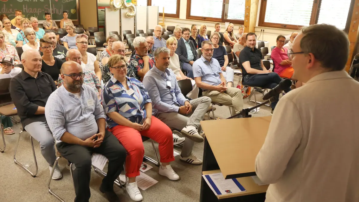 Oberbürgermeister Florian Kling spricht zu den Gästen des Festakts in der Ludwig-Haap-Schule.