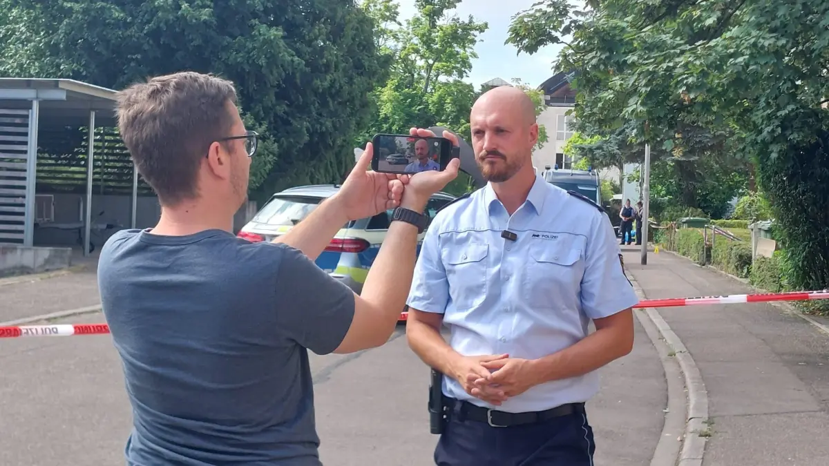 Polizeisprecher Yannik Hilger im Gespräch mit einem Medienvertreter