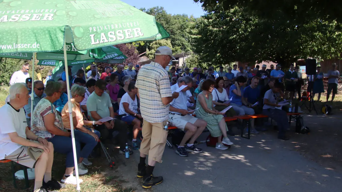 Beim Feldkreuz auf dem Maienbühl wurde ein Feldgottesdienst gefeiert.