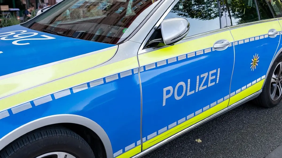 Vor einem Fastfood-Restaurant ist es laut Polizei zu einer gewalttätigen Auseinandersetzung gekommen.