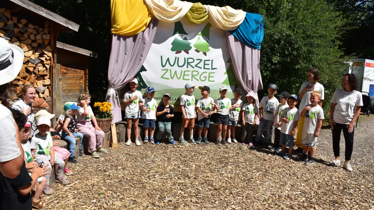 Die „Wurzelzwerge“ begrüßen im einheitlichen Jubiläums-Outfit die Besucher mit Liedvorträgen.