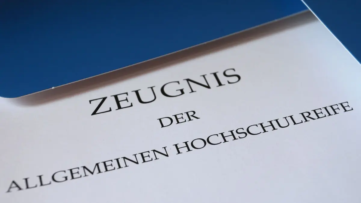 Abiturzeugnis: ARCHIV - 07.05.2019, Bayern, Kaufbeuren: Ein Zeugnis der Allgemeinen Hochschulreife liegt auf einem Tisch. (zu dpa: «Fast 300 Mal Abitur-Note 1,0 - Schulabschluss in Brandenburg») Foto: Karl-Josef Hildenbrand/dpa +++ dpa-Bildfunk +++