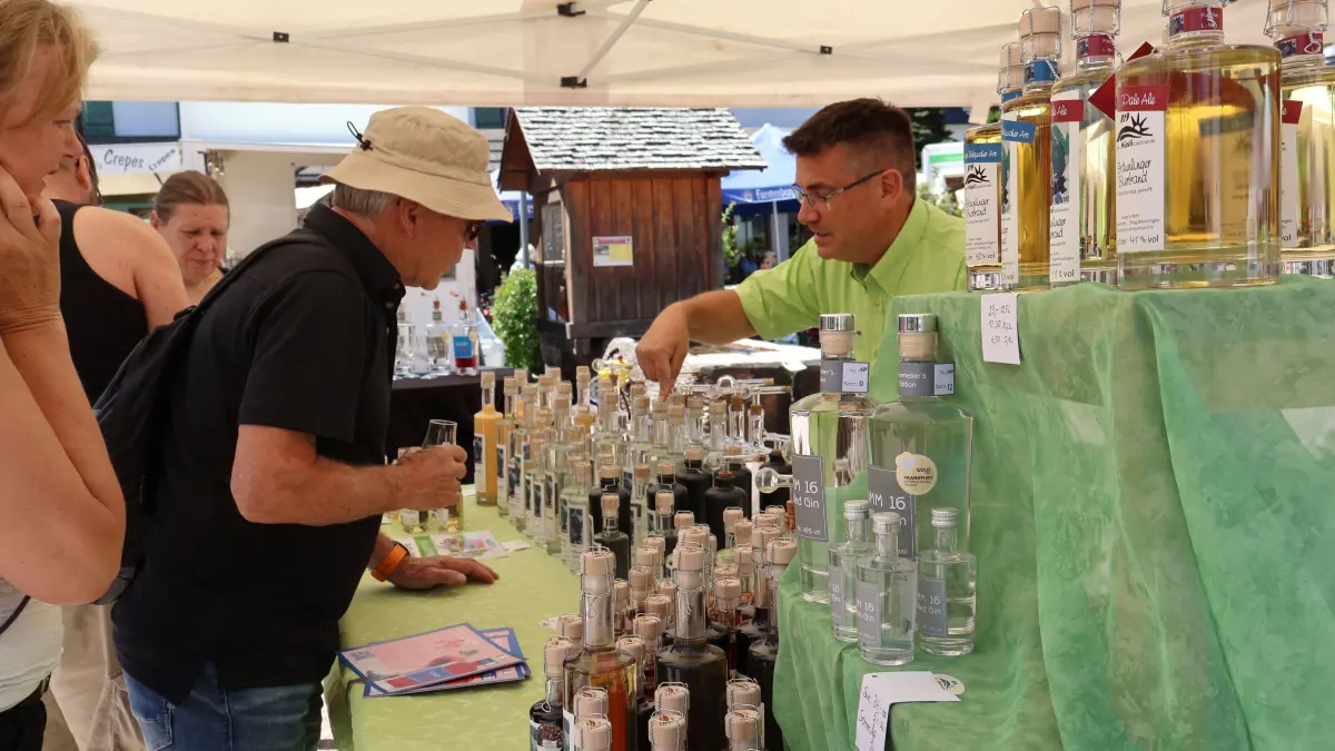Ansgar Barth (rechts) aus Bräunlingen bietet seine Edelbrände erstmals auf dem Naturparkmarkt in Unterkirnach an.