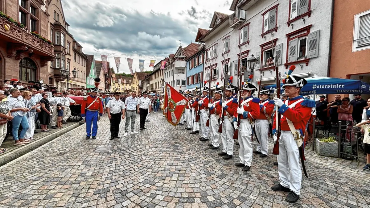 Fulminanter Abschluss des Feuerwehr-Festsonntags: Die Wolfacher Bürgerwehr mit ihrem Kommandanten Walter Brüstle (von links) präsentierte sich dem Feuerwehrhistoriker Thomas Westhauser, Bürgermeister Thomas Geppert und dem Präsidenten des Landesfeuerwehrverbands Michael Wegel. Mit Böllerschüssen und „Muss i denn zum Städtele hinaus“ verabschiedete sie die Feuerwehroldtimer.