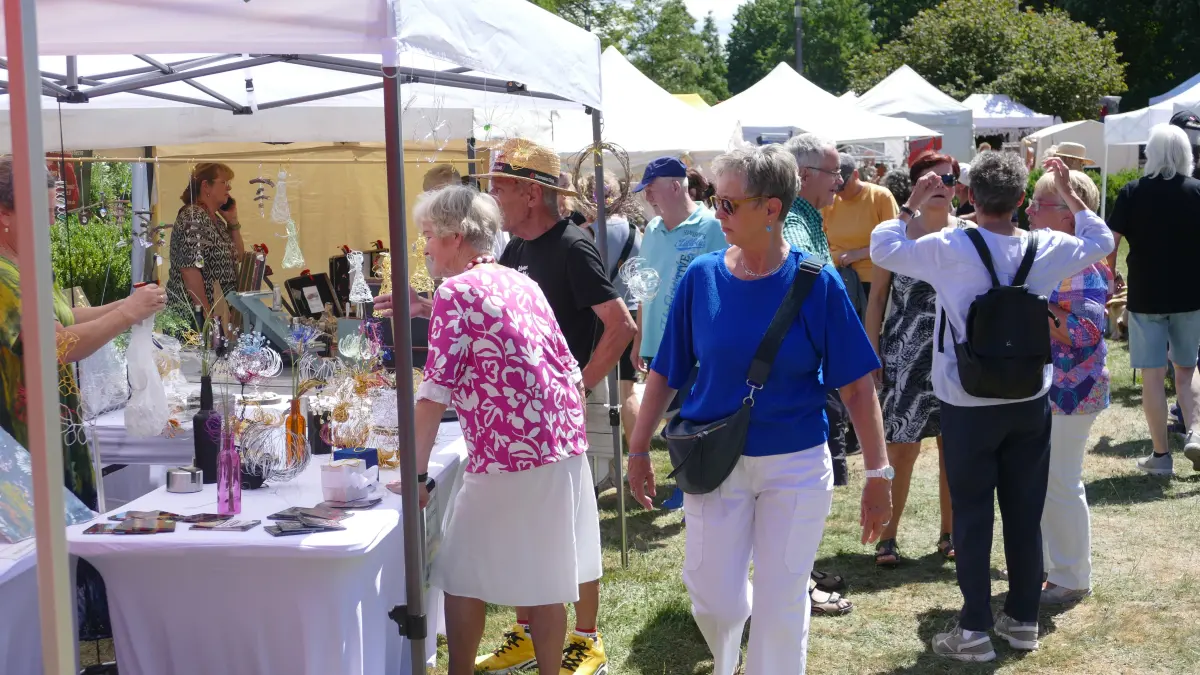 Der süddeutsche Kunsthandwerkermarkt in Villingen – das ist schauen, stöbern und das ein oder andere Kunstwerk ergattern. Dazu ein lockeres Gespräch mit Bekannten.