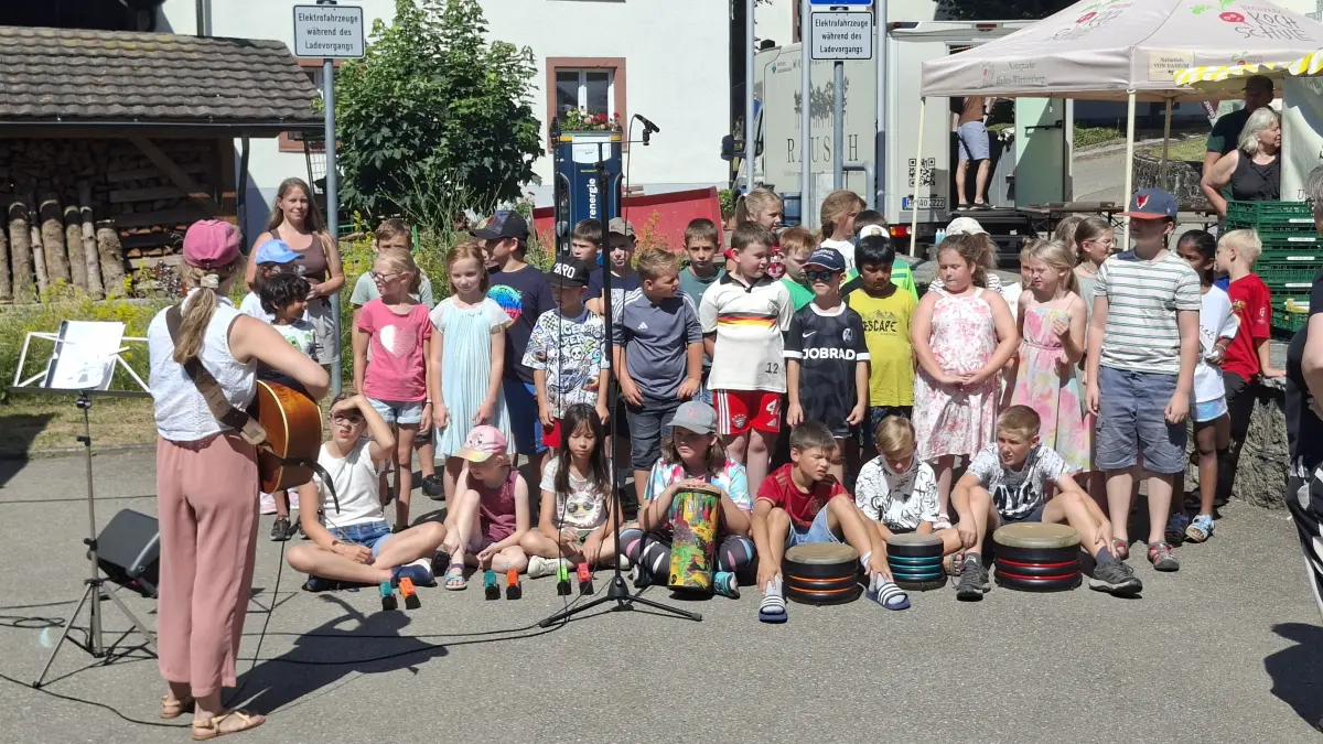Die Schülerinnen und Schüler der Nachbarschaftsschule Kleines Wiesental eröffneten den Markt mit einem musikalischen Beitrag
