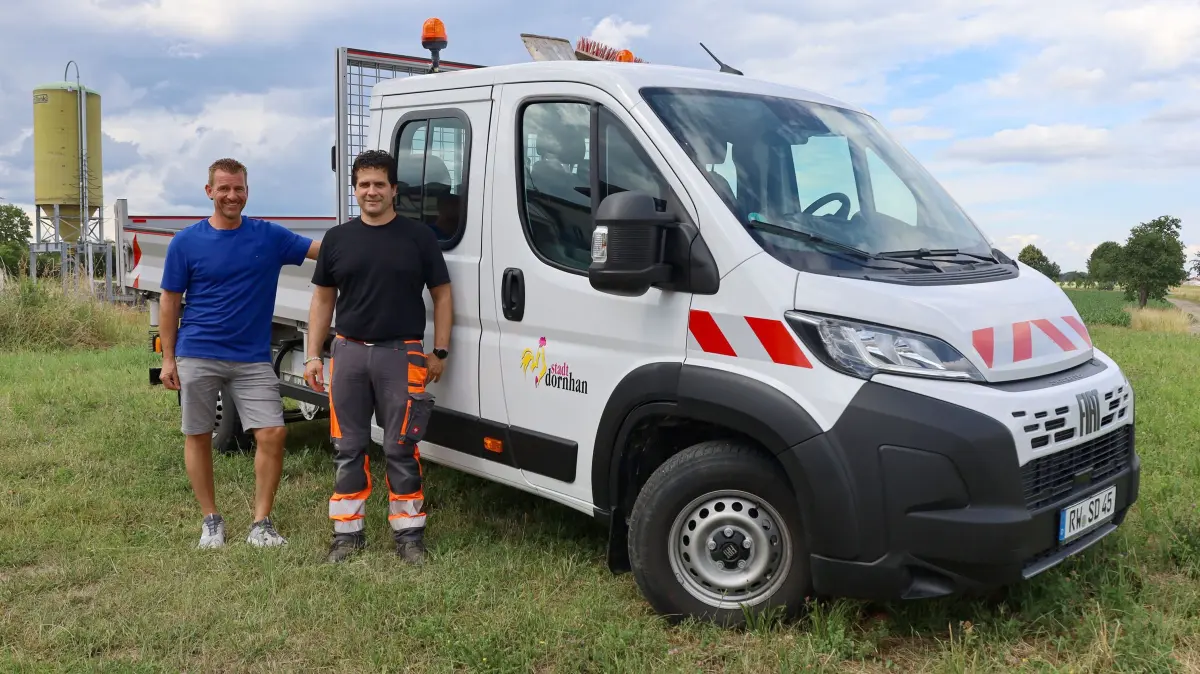 Bauamtsleiter Swen Plaszewski und Bauhofleiter Michael Zimmermann (von links) freuen sich über das neue Fahrzeug.