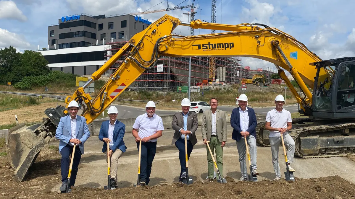 Der Bau des zweiten Kreisverkehrs, der zum Hechinger Gewerbegebiet Lotzenäcker führt, ist gestartet. Zum Spaten griffen (von links) Michael Werner, Bautätigkeitsleiter der Stadt Hechingen, Stephan Ziegler vom Amt für Straßen- und Radwegebau des Landratsamts, Bernd Schwär vom Ingenieurbüro Breinlinger aus Tuttlingen, Hechingens Bürgermeister Philipp Hahn, Regierungspräsident Klaus Tappeser, der Erste Landesbeamte Matthias Frankenberg vom Zollernalbkreis und Sascha Konrad, Bauleiter von der Firma Stumpp.