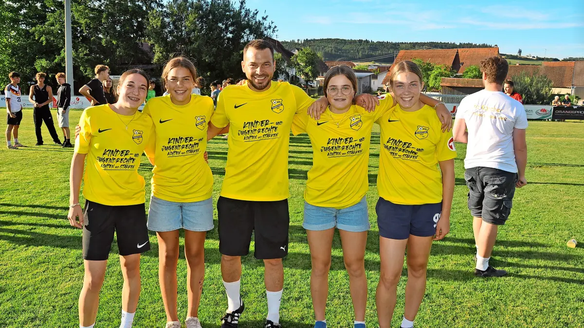Beim Elfmeter-Cup sind die VfL-Mädchen mit einem Mann im Tor mittendrin. Von links: Nora Rohmer, Lena Bausch, Manuel Bausch, Sophia Bausch sowie Maylina Seiler.