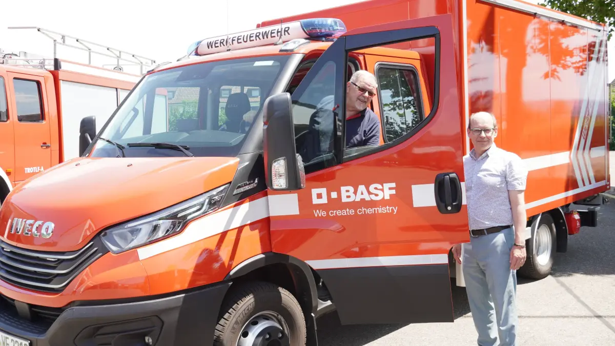 Standortleiter Steffen Springmann (rechts) und Andreas Möllerke, Kommandant der BASF-Werksfeuerwehr in Grenzach, bei der Übergabe des neuen Gerätewagens.