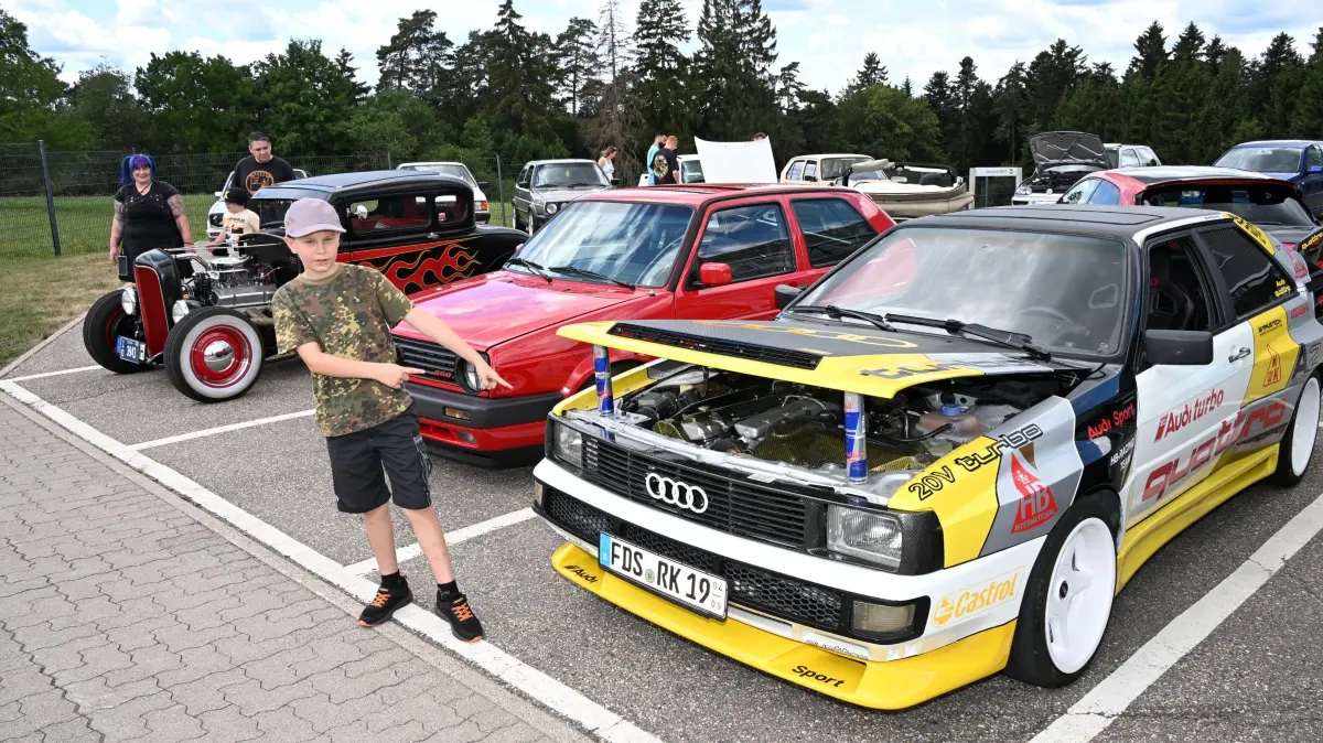 Großes Autotreffen in Salzstetten.