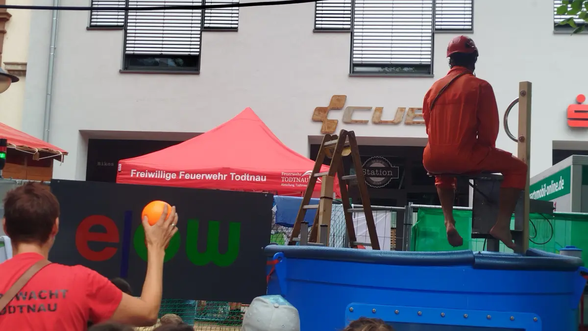 Der "Easy Dunker" der EOW war einer der Höhepunkte am Todtnauer Städtlifest