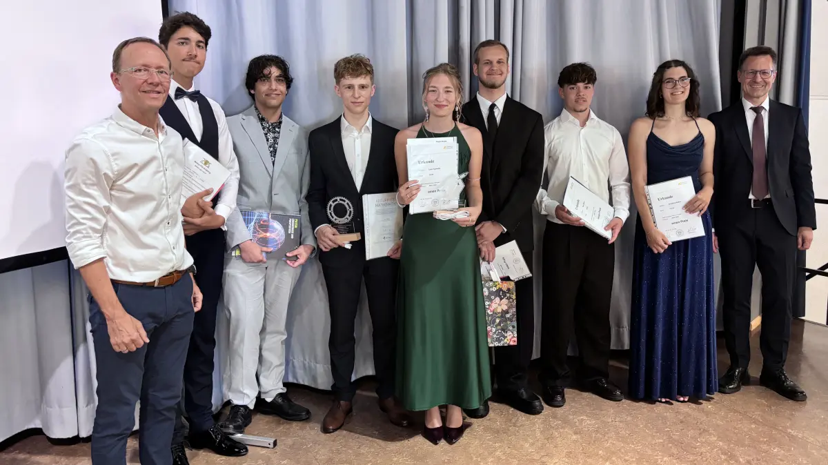 Sehr gute Ergebnisse am Technischen Gymnasium der Gewerblichen Schule Lahr: Abteilungsleiter Oliver Weber (links) und Schulleiter Bernd Wiedmann (rechts) gratulierten den sieben Preisträgern zu ihren hervorragenden Leistungen und übergaben Preise an (von links) Zacharias Leins, Philipp Jörger, Fritz Stihler, Luisa Suchalla, Roman Tkachuk, Nico Beiser und Annalena Kepler. Foto: Schule