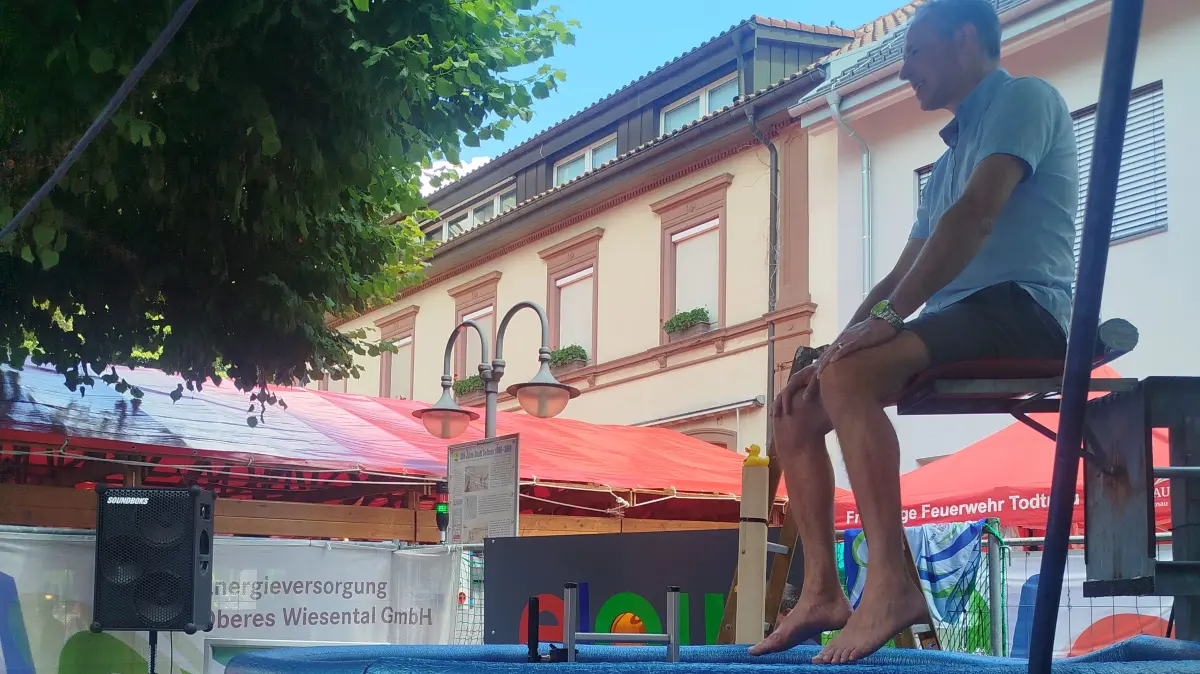 Auch der Bürgermeister Oliver Fiedel ließ sich ins Wasser "werfen".