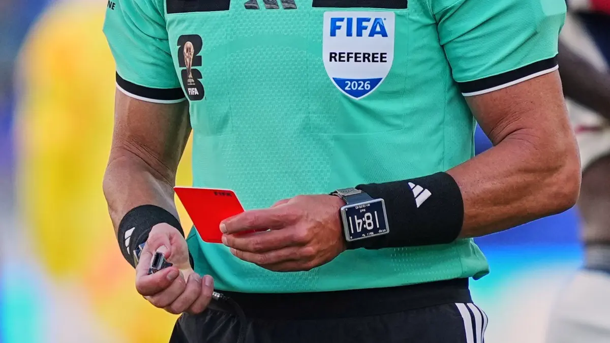 WM 2026 - Rote Karte gegen Balogun: ARCHIV - 02.07.2026, USA, Santa Clara: Fußball, Männer, WM 2026, USA - Bosnien-Herzegowina, Finalrunde, Sechzehntelfinale, im San Francisco - Bay Area -Stadion in Santa Clara. Schiedsrichter Raphael Claus (Brasilien) hält die Rote Karte in Händen, nachdem er den US-Amerikaner Folarin Balogun vom Platz gestellt hat. Foto: Martin Meissner/AP/dpa +++ dpa-Bildfunk +++