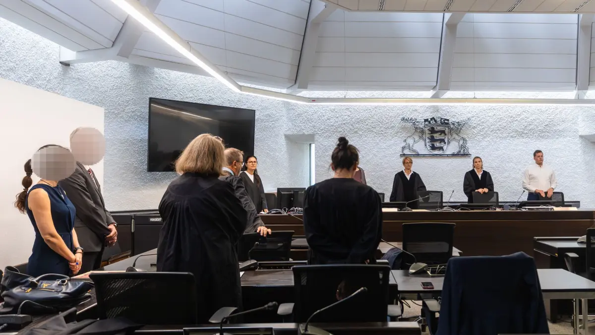Prozess gegen freigestellten Inspekteur der Polizei: 06.07.2026, Baden-Württemberg, Stuttgart: In einem Gerichtssaal des Landgerichts Stuttgart wird das Urteil gegen einen freigestellten Inspekteur der Polizei (2.v.l.) verkündet. Der vom Dienst freigestellte Inspekteur der Polizei muss sich knapp drei Jahre nach dem Freispruch wegen des Vorwurfs der sexuellen Belästigung wegen Bestechlichkeit verantworten - Er soll einer jungen Beamtin Hilfe bei der Karriere zugesichert haben, wenn sie ein Verhältnis mit ihm eingehen würde. Foto: Christoph Schmidt/dpa - ACHTUNG: Person(en) wurde(n) aus rechtlichen Gründen gepixelt +++ dpa-Bildfunk +++