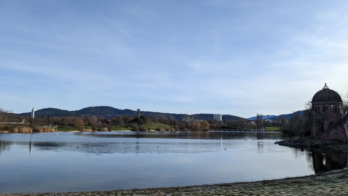 Am Flückigersee in Freiburg wurde vergangene Woche nach einer ertrunkenen Frau gesucht.