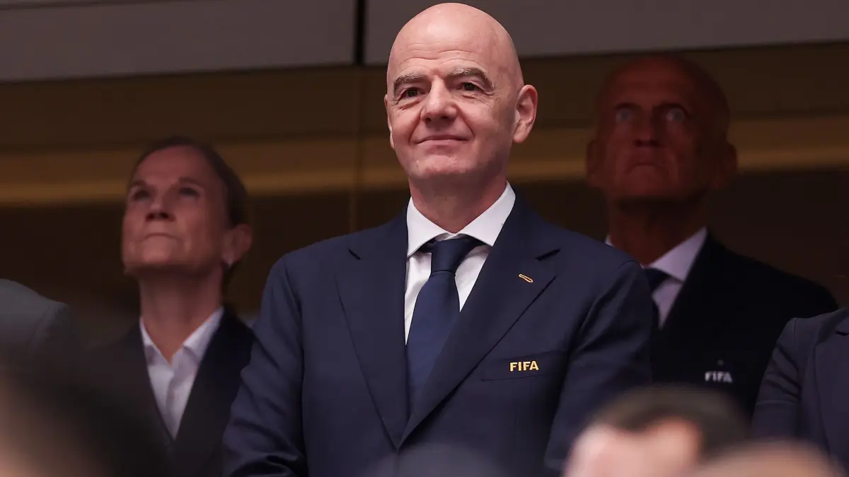 Gianni Infantino: ARCHIV - 30.06.2026, USA, Arlington: Fußball, Männer: WM, Finalrunde, Sechzehntelfinale, Elfenbeinküste - Norwegen. FIFA-Präsident Gianni Infantino verfolgt das Spiel. (zu dpa: «Bericht: Belgien legt im Fall Balogun bei FIFA Einspruch ein») Foto: Sam Hodde/AP/dpa +++ dpa-Bildfunk +++