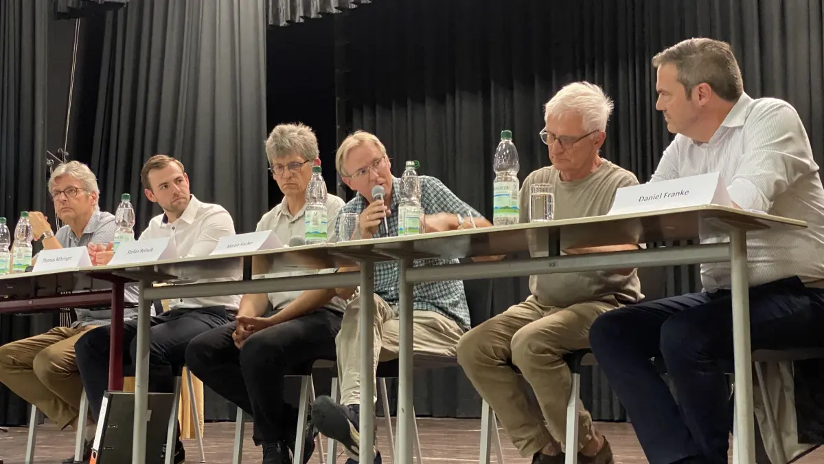 Viele interessante Punkte zum Themenblock "Bezahlbarer Wohnraum" wurden bei der Podiumsdiskussion im Haus der Volksbildung angesprochen. An der Diskussion beteiligt waren Lorenz Wehrle (von links), Thomas Böhringer, Stefan Reinelt, Martin Fischer, Gerhard Zickenheiner und Daniel Franke.