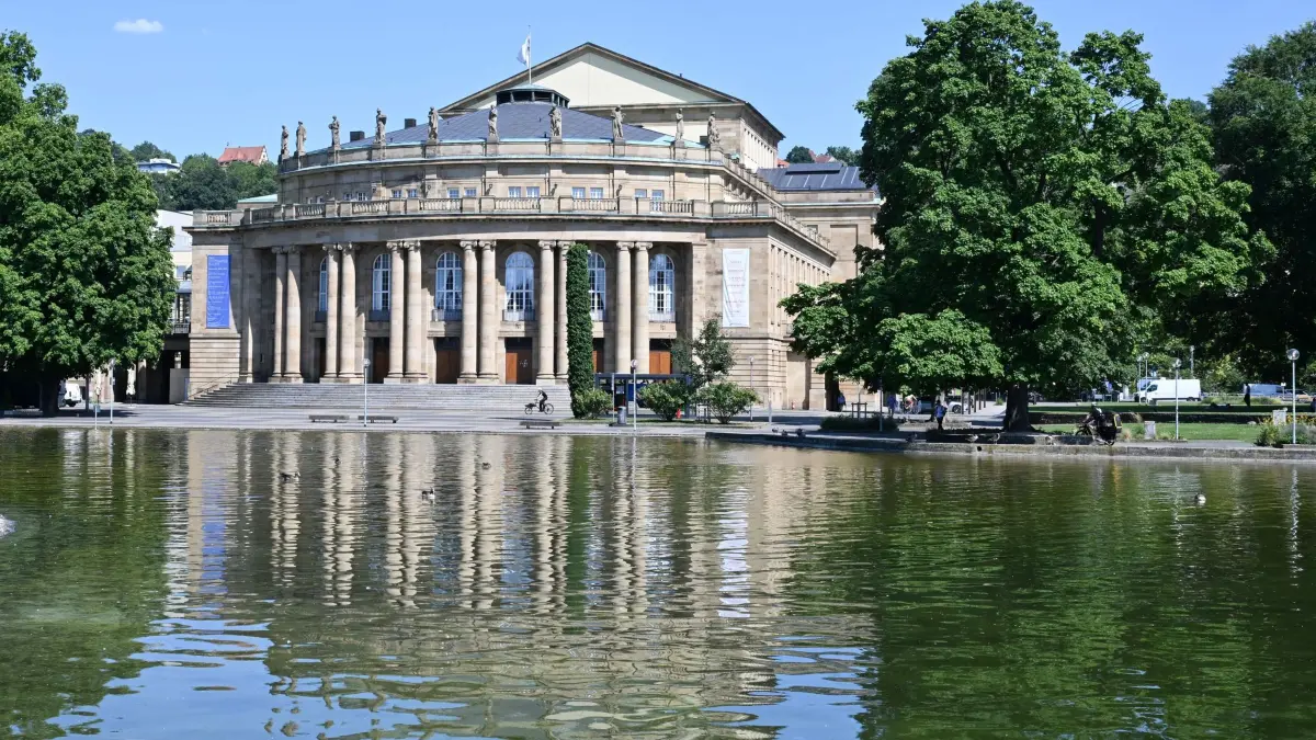 Opernhaus: ARCHIV - 02.07.2025, Baden-Württemberg, Stuttgart: Das Opernhaus des Staatstheaters Stuttgart spiegelt sich im Eckensee. (zu dpa: «Ausweichgebäude für Oper soll deutlich abgespeckt werden») Foto: Bernd Weißbrod/dpa +++ dpa-Bildfunk +++