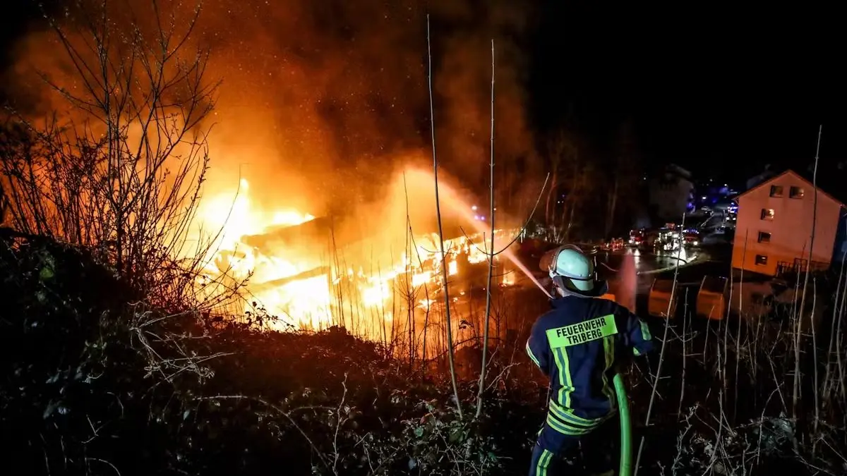 Das tobende Feuer in der Nacht zum 8. April hatte einen stundenlangen Großeinsatz der Wehren zur Folge