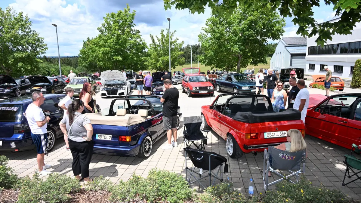 Großes Autotreffen in Salzstetten.