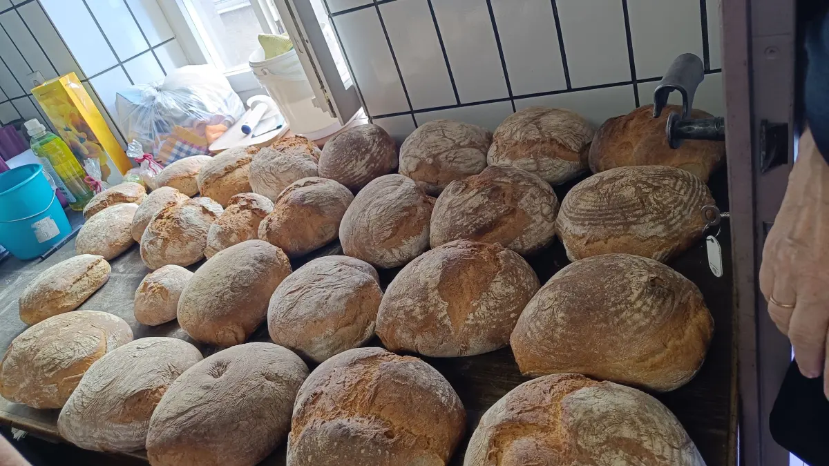Die fertigen Holzofenbrote