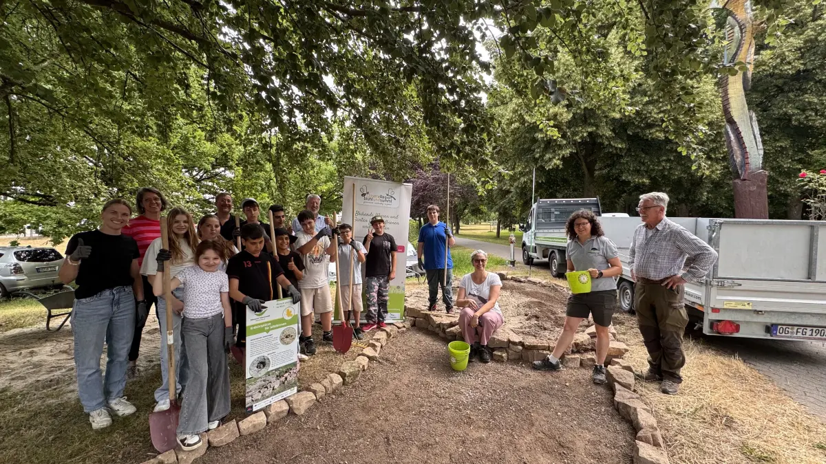 Gemeinsame Aktion: Schülerinnen und Schüler der Klasse 6a bekamen unter anderem Besuch von Fabian Roßmanith (Leiter Abteilung Grün und Umwelt, hintere Reihe, Dritter von links) und Baubürgermeister der Stadt Lahr Tilmann Petters (links neben dem Plakat).