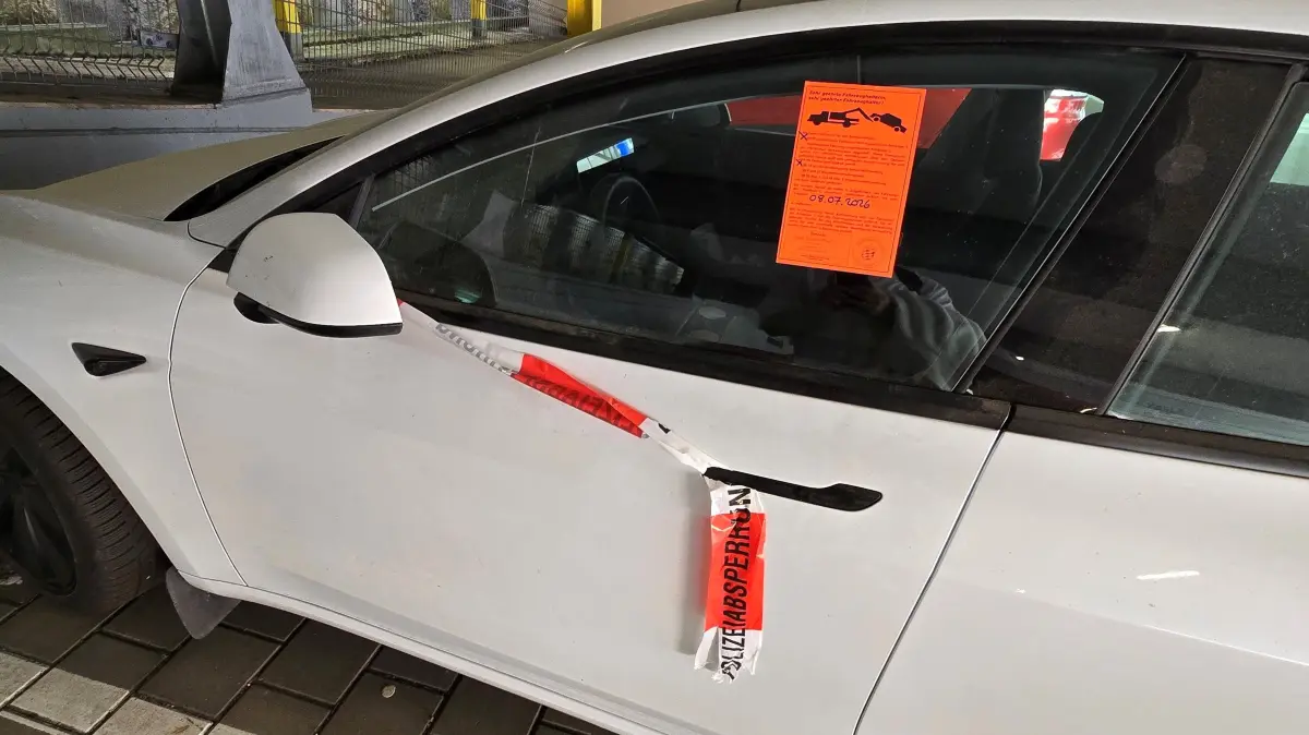 Seit mehreren Monaten steht ein rätselhafter Tesla im Parkhaus Wettestraße in Oberndorf.