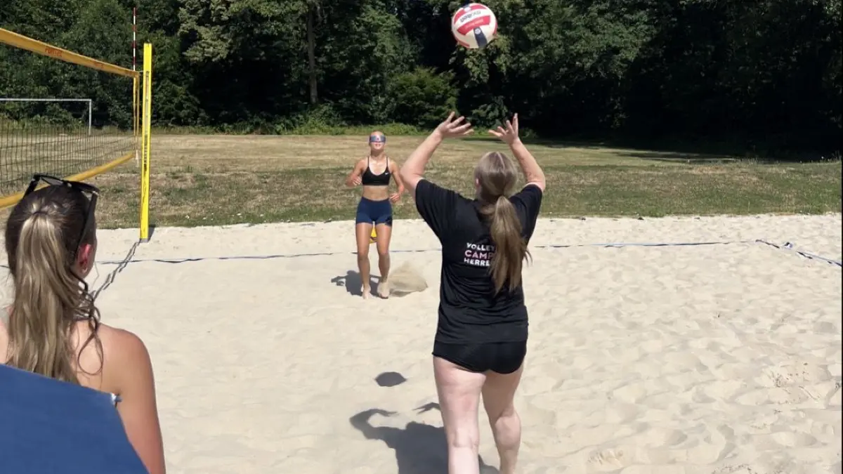 Schülerinnen der ALS Nagold beim Landeswettbewerb im Beachvolleyball von „Jugend trainiert für Olympia".